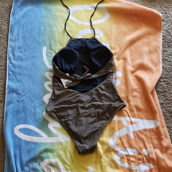 One piece - Picture 2 of 2